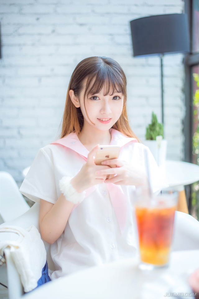 “喏。”二乔连忙躬身一礼，乖巧的退下去。